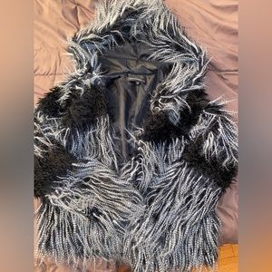 BLACK & WHITE SHAGGY JACKET SIZE SMALL